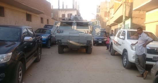 بالفيديو والصور.. أمن قنا يشيع جثامين ضحايا اشتباكات كوم هتيم بقيادة مساعد وزير الداخلية.. تمركز عشرات المدرعات وسيارات الشرطة وقوات الدفاع المدنى بالقرية.. وحملات مكثفة لضبط طرفى الخصومة