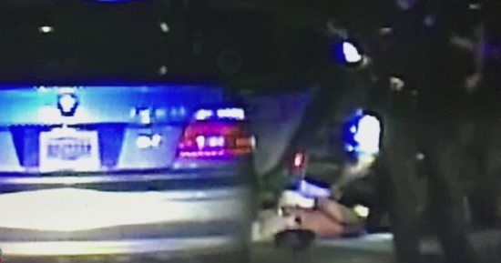 بالفيديو.. شرطى أمريكى يجرد "فتاة سوداء" من ملابسها فى الطريق العام