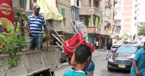 محافظة الاسكندرية تشن حملة لإزالة الإعلانات المخالفة بحى شرق