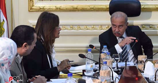 رئيس الوزراء يستعرض مع وزيرة التخطيط جهود بناء المدارس اليابانية