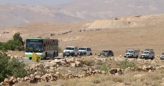 بالصور.. مئات المسلحين السوريين يخرجون من جرود عرسال اللبنانية