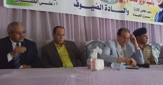 محافظ الدقهلية يستمع لمشكال أصحاب مصانع التريكو بسلامون القماش