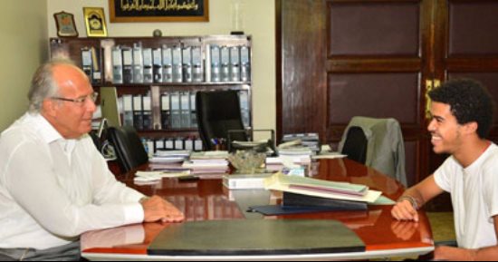وزير التنمية المحلية يصطحب الشاب ياسين الزغبى خلال جولته بالفيوم اليوم