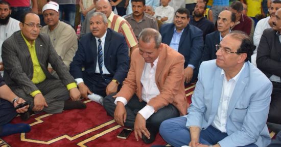 محافظ الدقهلية يفتتح مسجد ويؤدى الصلاة فيه