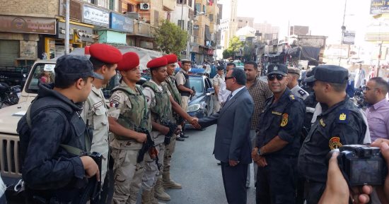  مدير أمن سوهاج يتفقد التمركزات الأمنية أمام الكنائس فى ذكرى فض رابعة