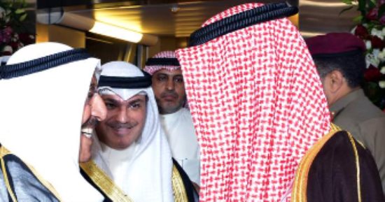 بالصور.. أمير الكويت يستقبل ولى العهد بعد فحوصات طبية ناجحة فى أمريكا