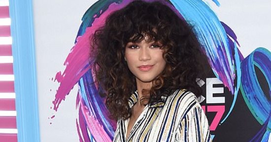 بالفيديو والصور.. تعرف على نجمة ظهرت بـ"بيجاما" فى "Teen Choice Awards"