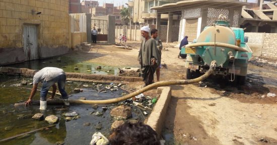 محافظ بنى سويف يدفع بسيارات لرفع المياه الجوفية من أسفل منازل قرية الميمون