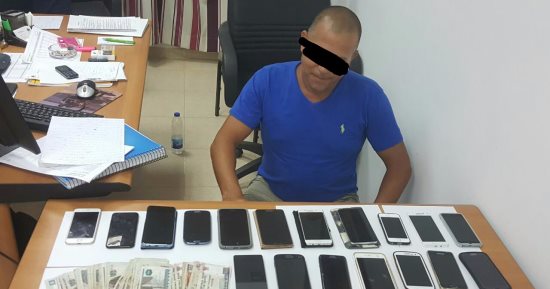 ضبط صاحب شركة بتهمة سرقة 18 هاتفا محمولا وأموالا من السائحين بالبحر الأحمر