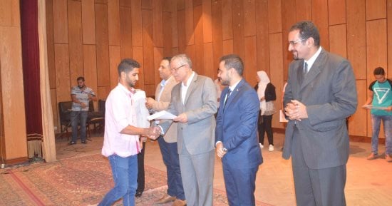 بالصور .. محافظ المنيا يكرم الفائزين فى ختام مهرجان جرافيتى لمواهب القرى