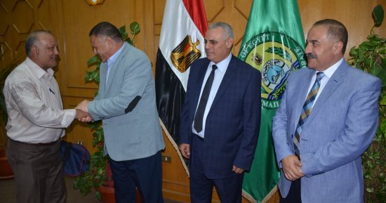 سكرتير عام الإسماعيلية يسلم أعضاء بعثة حجاج الجمعيات التأشيرات وشنط السفر