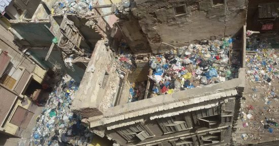 أهالى حى رأس التين بالإسكندرية يستغيثون من مبنى آيل للسقوط