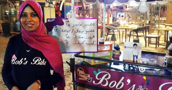 بالصور.. كفاح هبة البورسعيدية.. تبيع العصائر على الكورنيش على دراجة