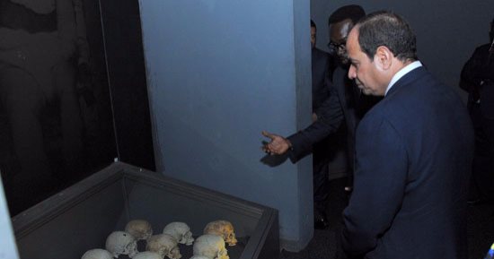 السيسي يستهل زيارته لرواندا بوضع إكليل الزهور على النصب التذكارى لضحايا "الإبادة الجماعية"