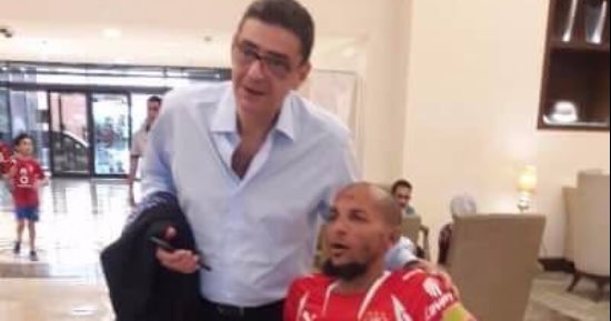 رئيس الأهلى يلتقط صورة تذكارية مع مشجع "معاق"