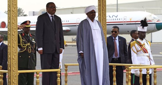 بالصور.. الرئيس السودانى يستقبل رئيس وزراء إثيوبيا بالخرطوم