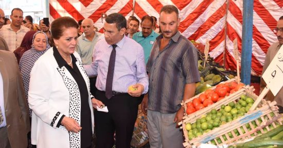 بالصور ..محافظ البحيرة تفتتح منفذ السلع الغذائية المخفضة بدمنهور 