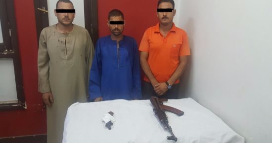 بالصور.. ضبط أسلحة ومشروبات كحولية وبانجو فى حملة أمنية بديروط وأبوتيج