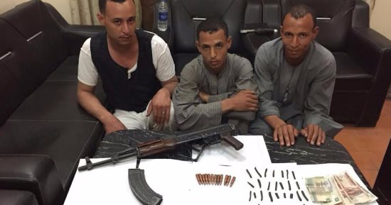 ضبط 3 أشقاء بحوزتهم بندقية آلى و32 قطعة حشيش بسوهاج
