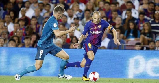 أنباء عن غياب إنييستا أمام ريال مدريد فى إياب السوبر الإسباني