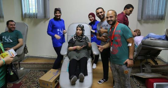 بالصور.. العشرات من جماهير المصرى تشارك فى حملة "التبرع بالدم"
