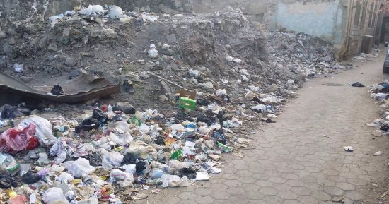 بالصور.. تلال القمامة تحاصر أهالى درب المسمط بالجمالية