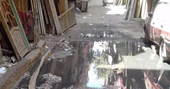 سكان عزبة النخل يحذرون من كارثة ملامسة مياه الصرف لكابل كهربائى