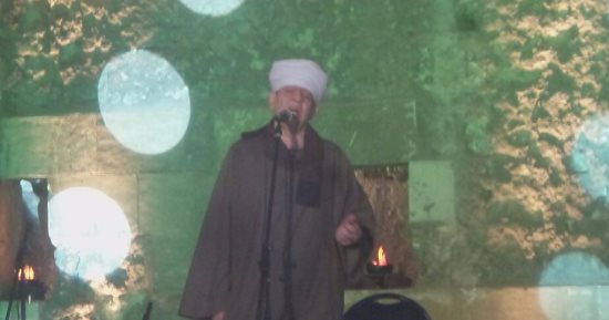 المنشد ياسين التهامى يشدو بـ"من يشكو علته" فى حفل محكى القلعة 