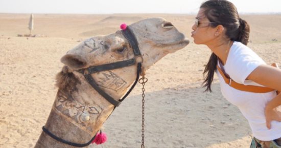 كورتنى كارداشيان تنشر صورة قبلتها لـ"جمل" بالأهرامات خلال زيارتها لمصر