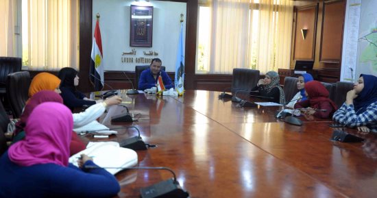 بالفيديو.. رائدات أعمال الأقصر يعرضن على المحافظ أفكار ومشاريع استثمارية