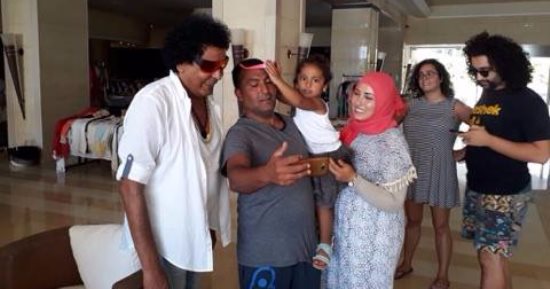 بالصور.. الجمهور التونسى يلتقط الصور التذكارية مع محمد منير