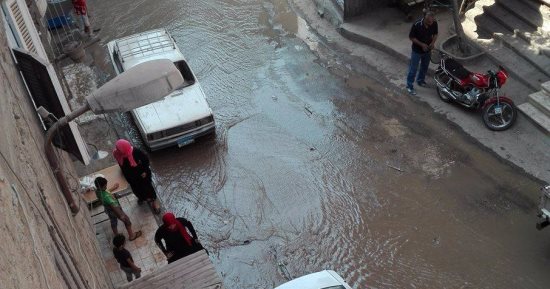 قارئ يرصد كسر ماسورة مياه بـ"عين شمس".. و"مياه القاهرة" تدفع بسيارات شفط