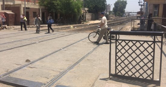 بالصور.. بعد حادث قطار الإسكندرية.. مزلقانات أسيوط تهدد حياة الأهالى