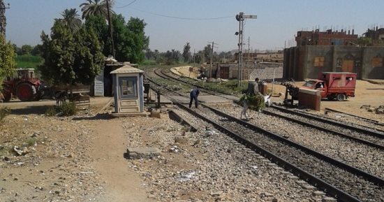 بالصور.. مزلقانات سكة حديد أسوان تنذر باستمرار نزيف الأرواح