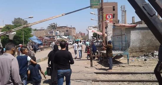بالصور.. مزلقانات بنى سويف تلتهم الأرواح والأهالى يشيدون الكبارى المخالفة