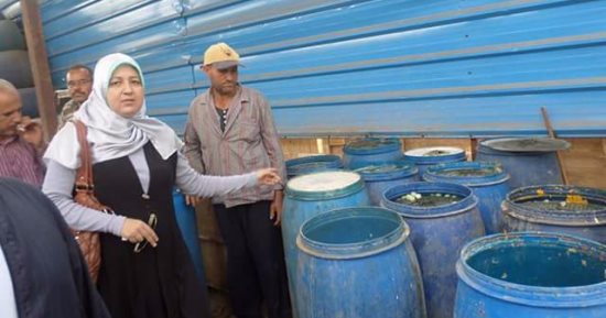 بالصور ..تنفيذاً لقرار النيابة.. نقل ودفن الكميات المضبوطة بمصنع المخللات مع استمرار الحراسة