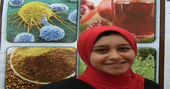 طالبة مصرية تجرى تجارب بجامعة الزقازيق على علاج لسرطان الثدى بالأعشاب 