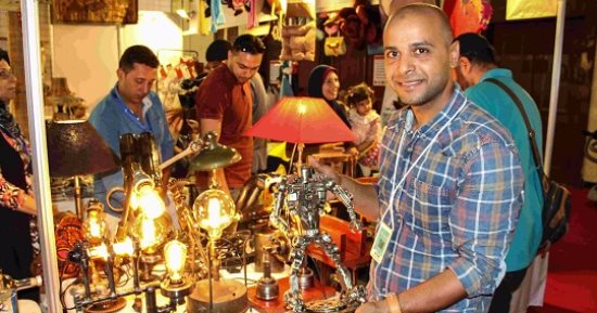 لبس باجور الجاز يبقى أباجورة.. مصطفى عمل ريسايكلينج للخردة وحولها لتحف   