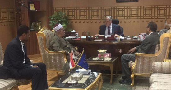 "الداخلية" تكرم أسرة الضابط شهيد مداهمة جبال الكرنك بقنا بمنحهم رحلة الحج