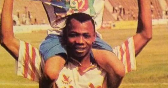 شاهد.. النيجيرى "إيمانويل" يحمل نجل فاروق جعفر احتفالا بدورى 1992
