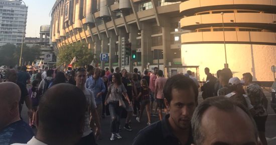 شاهد.. أجواء هادئة فى محيط البرنابيو قبل كلاسيكو ريال مدريد وبرشلونة