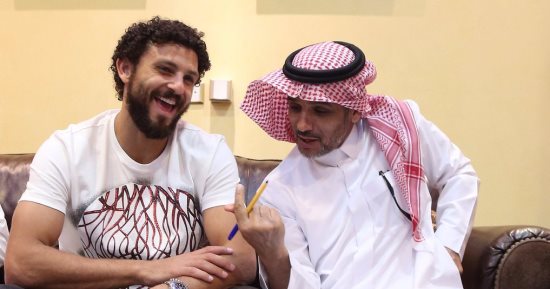 شاهد.. حسام غالى بقميص النصر السعودى.. ويوقع عقود انضمامه رسميًا 