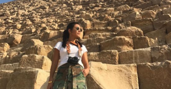كورتنى كارداشيان تنشر صورا جديدة أمام الأهرامات خلال زيارتها لمصر