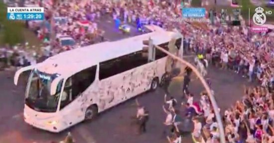 شاهد.. وصول نجوم برشلونة وريال مدريد للبرنابيو استعدادا للكلاسيكو