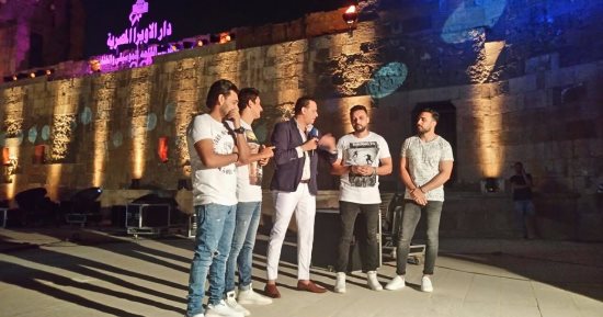 فريق لايف تيم يغنى ميدلى لعمرو دياب ومنير بمحكى القلعة     