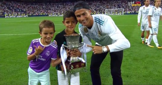 شاهد.. رونالدو يحتفل مع نجوم ريال مدريد فى أرضية "برنابيو"