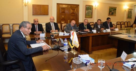وزير التموين لوفد السفارة الأمريكية: نصرف خبزا مدعما لـ90% من المواطنين