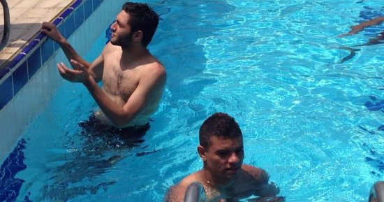 بالفيديو.. سعد سمير "بيعلّم" نيدفيد السباحة فى الأهلى