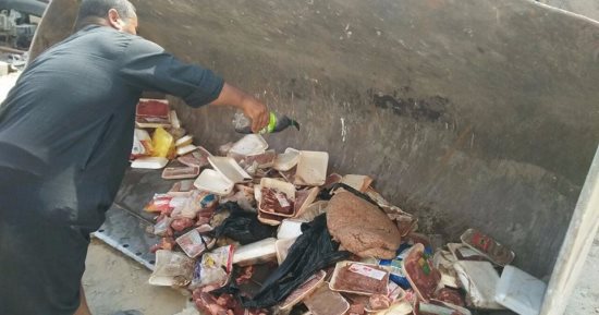 بالصور.. إعدام كمية من اللحوم الفاسدة بعد ضبطها بحى السلام فى القاهرة