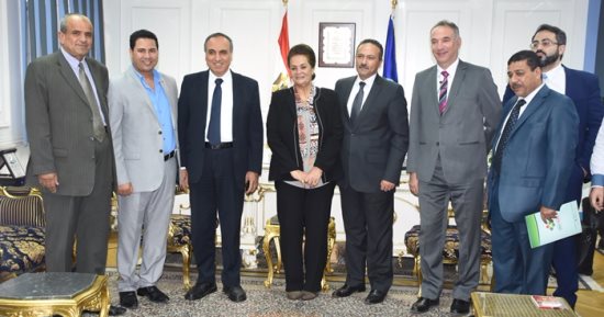  محافظ البحيرة تستقبل نقيب الصحفيين لتنفيذ مشروع مصنع الورق برشيد